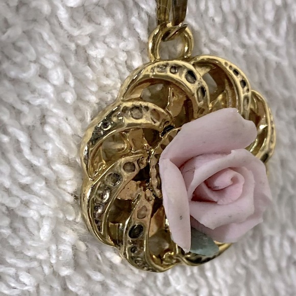 Vintage Ceramic Pink Rose Pendant In Gold Tone Setting Necklace - Picture 2 of 7